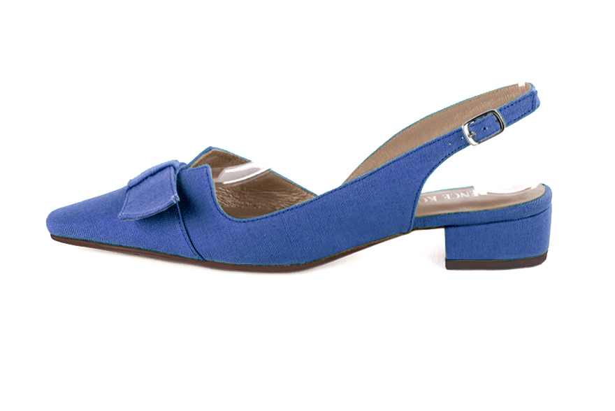Electric blue women's open back shoes, with a knot. Tapered toe. Low block heels. Profile view - Florence KOOIJMAN